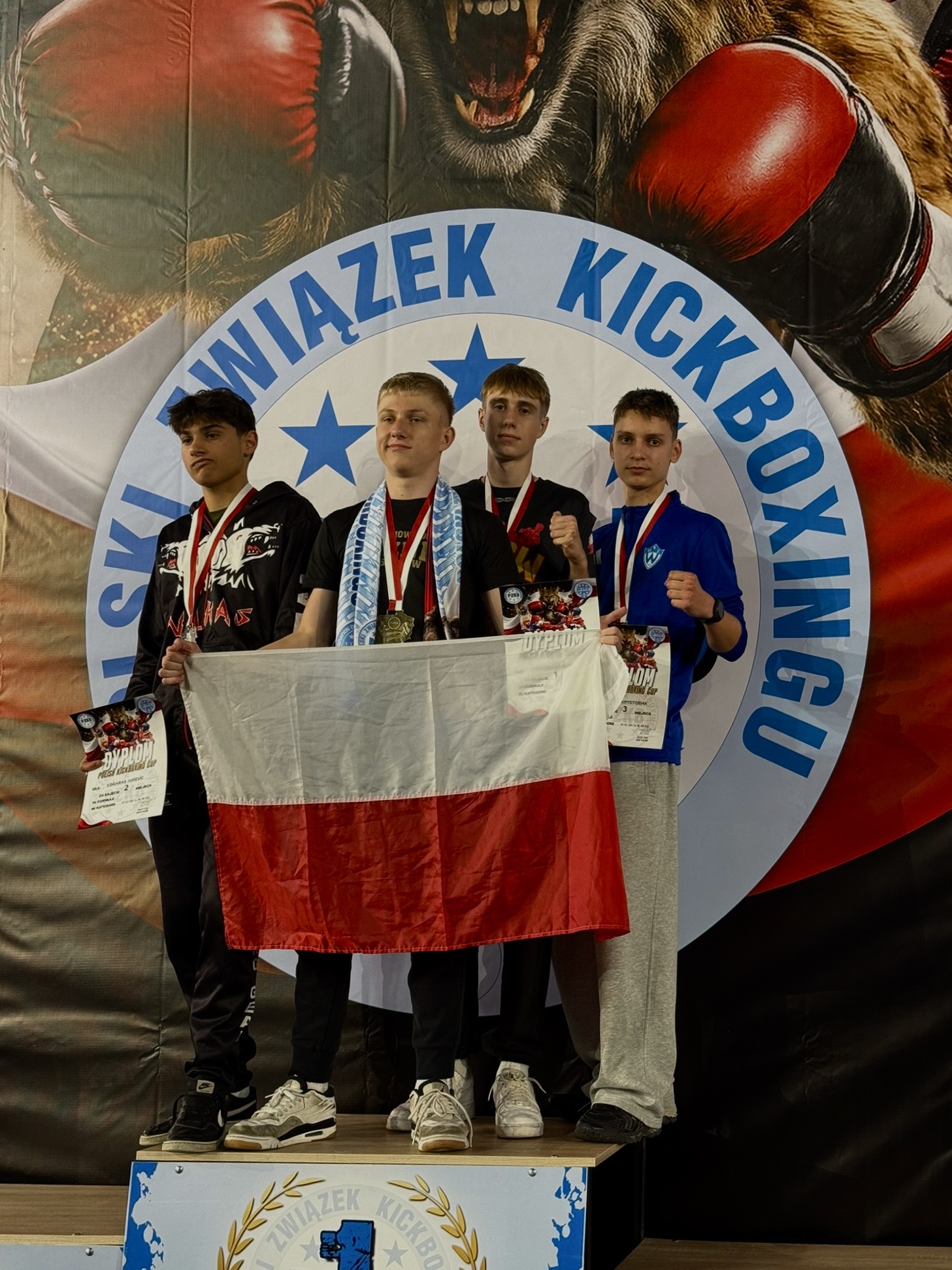 Podium z medalistami klubu